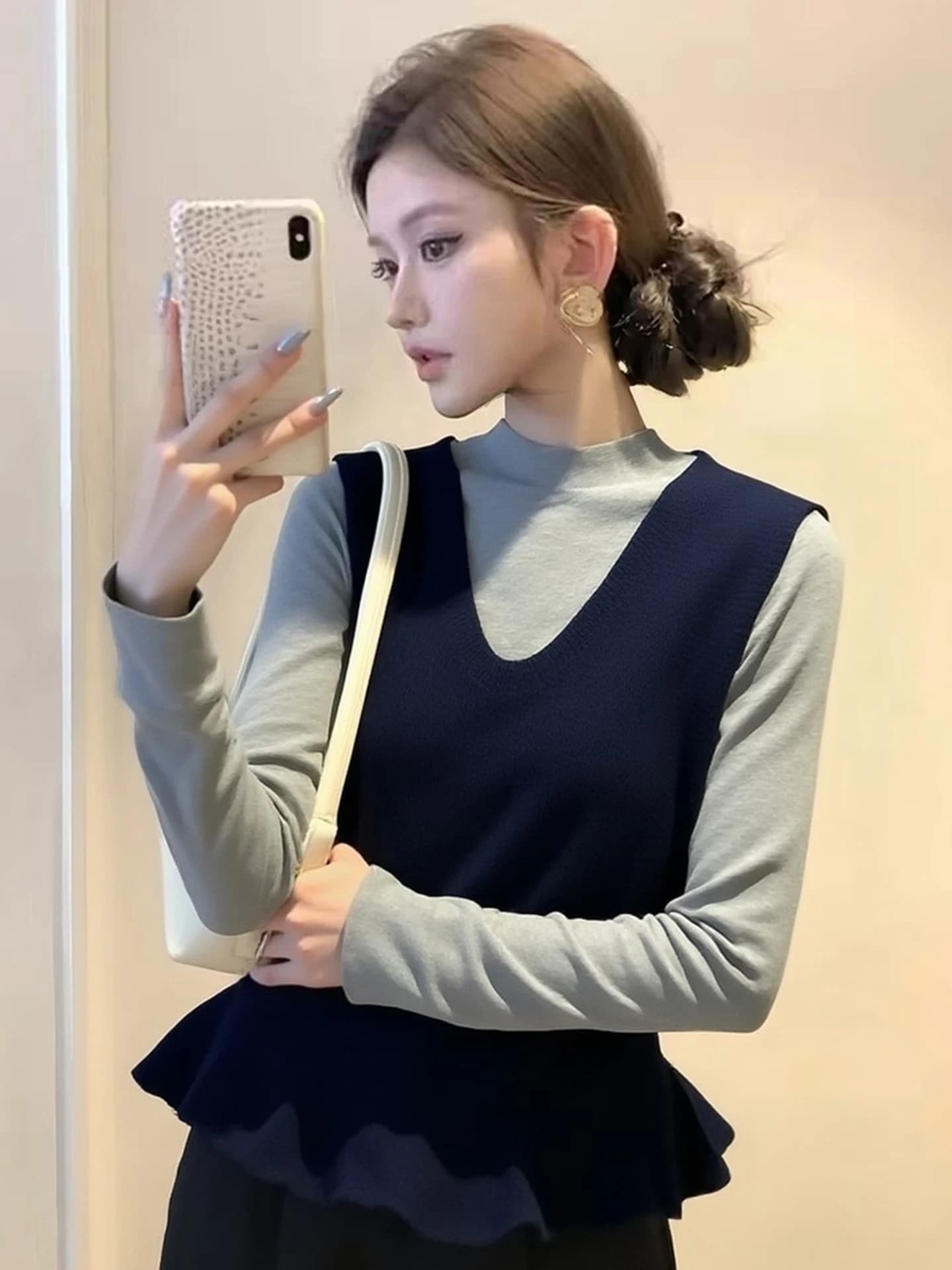 Retro Knitted Vest with Lace Hemline Sleeveless Slimming Commute Top Early Spring Fashionable Women's Vest V-Neck Regular Fit