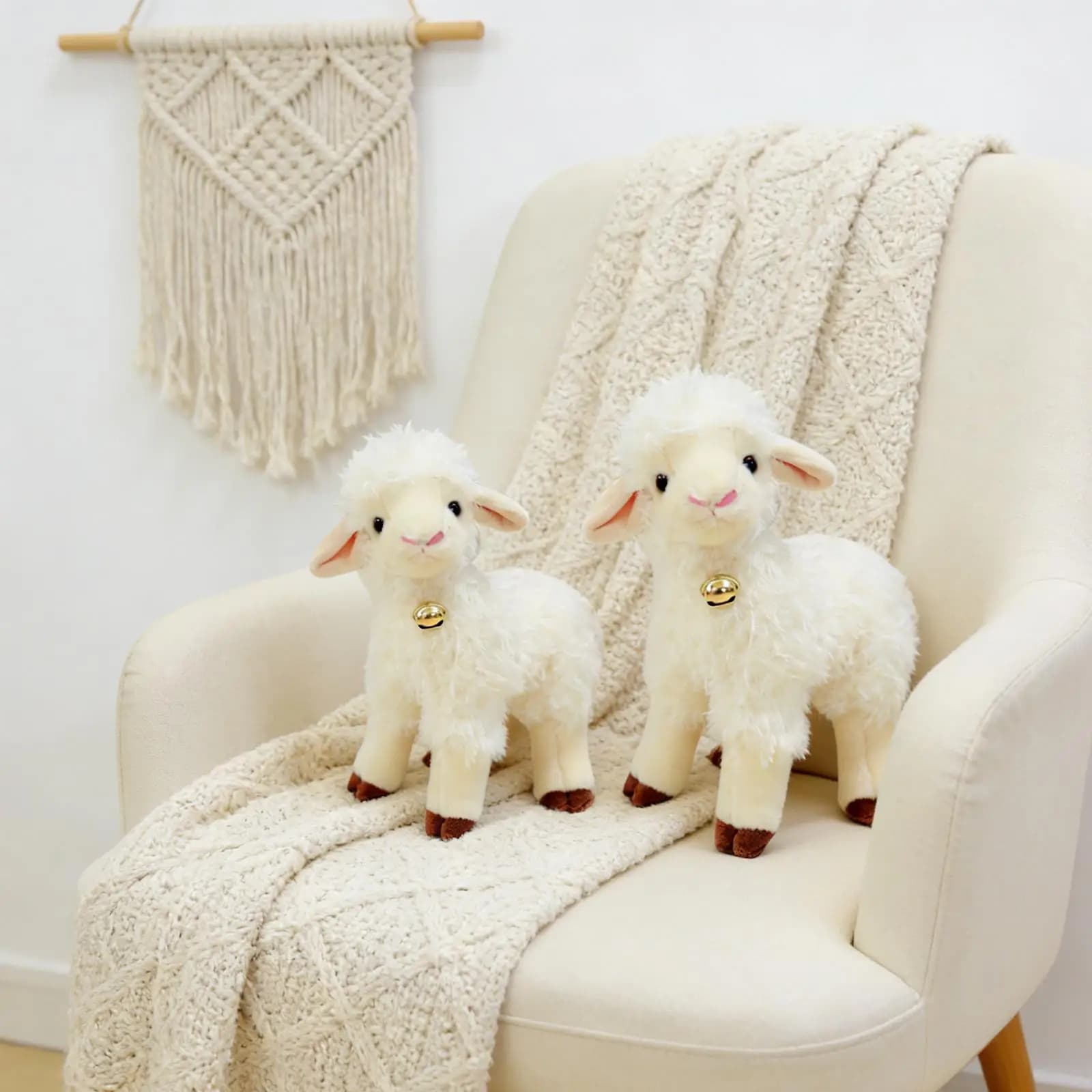 Peluche a forma di pecora dei cartoni animati, oggetto di scena fotografico, comodo peluche a forma di agnello realistico per collezioni e festival
