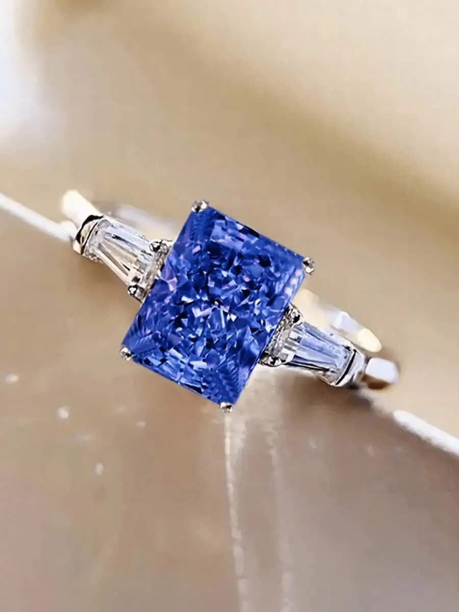 Anello alla Moda con Zirconia Cubica Blu Quadrata e Pietre Laterali a Baguette