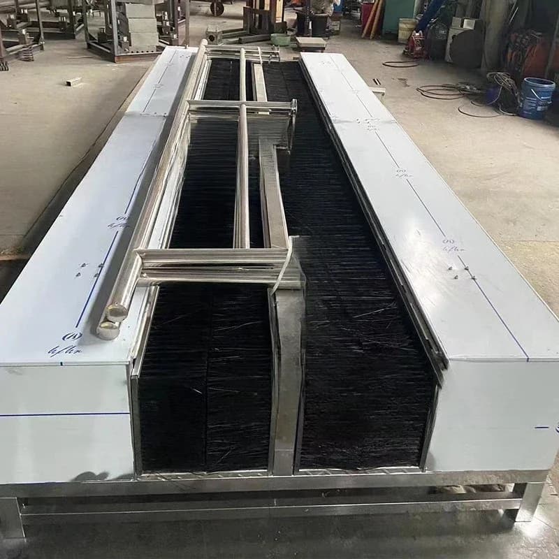 Piccola macchina automatica da tavolo in acciaio inox per la pulizia a spruzzo e la spazzolatura di scarpe a canale singolo