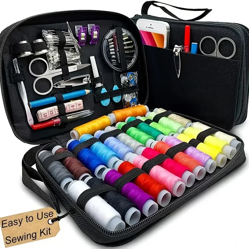 Un kit da cucito compatto da viaggio che include aghi, fili, forbici e altri articoli per riparazioni di emergenza, con un mix di base