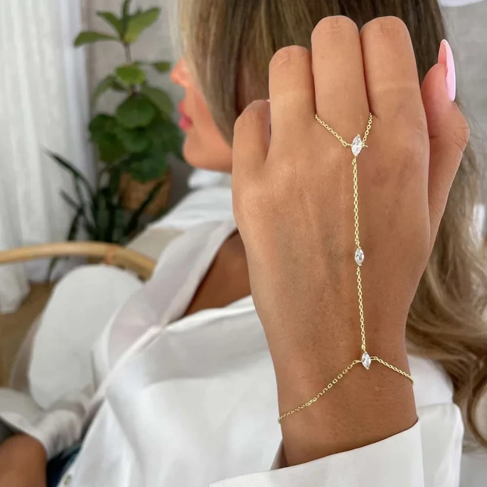 ZAKOL 2025 Nuova Boemia Rombo Cristallo Zircone Bracciale Gioielli a mano per le donne Semplice catena sottile Gioielli con braccialetto da dito