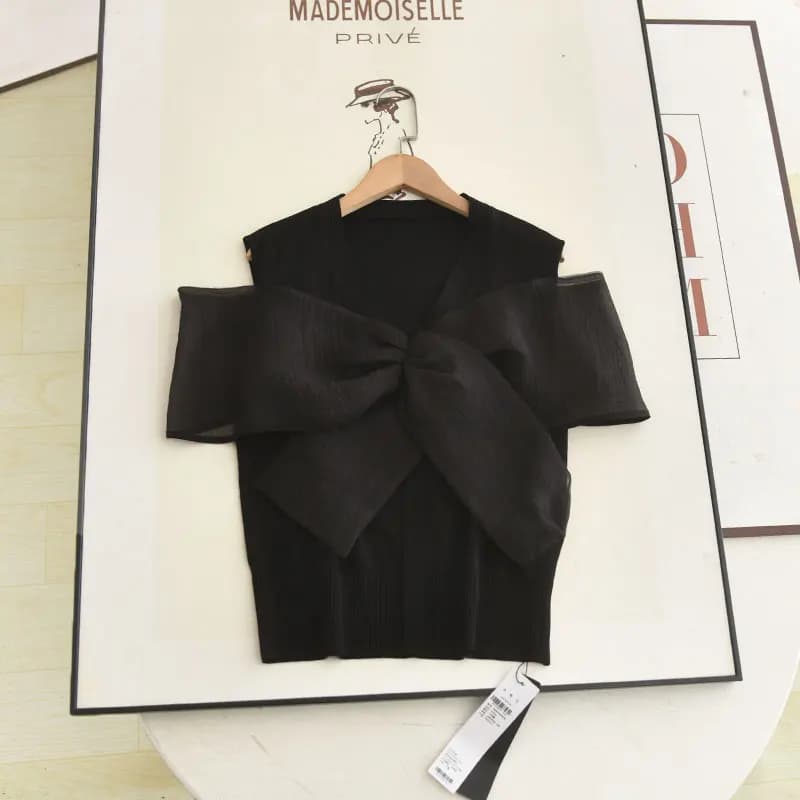 Nuova Collezione Estiva 2025 Xiao Ai: Top in Maglia con Spalle Scoperte, Scollo a V e Design con Nodo in Pizzo, Moda Femminile
