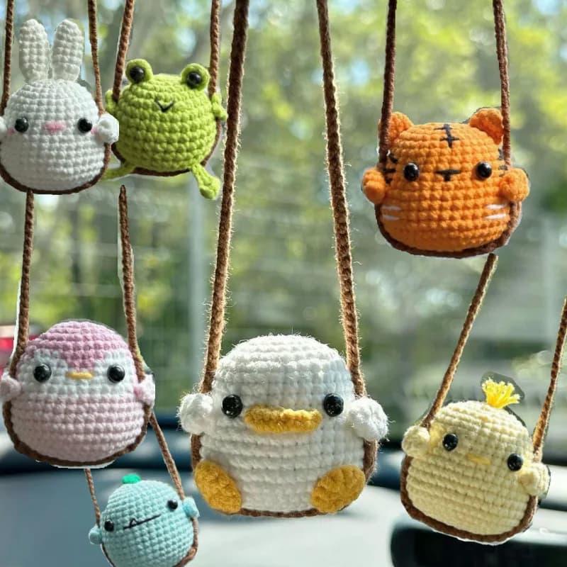 Grazioso Ciondolo per Auto a Forma di Animale all'Uncinetto – Design Anatroccolo e Rana, Realizzato in Morbido Filato, Decorazione per Specchietto Retrovisore, Regalo Unico