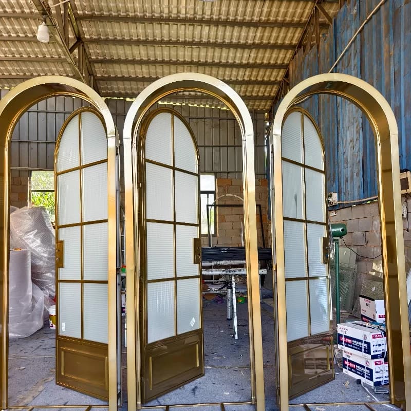 Porta personalizzata in vetro a specchio elettroplaccato in acciaio inossidabile, per camera da letto e bagno, con arco alla francese e cornice a busta