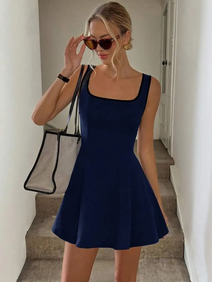 Abito corto casual a trapezio con scollo quadrato e vita arricciata