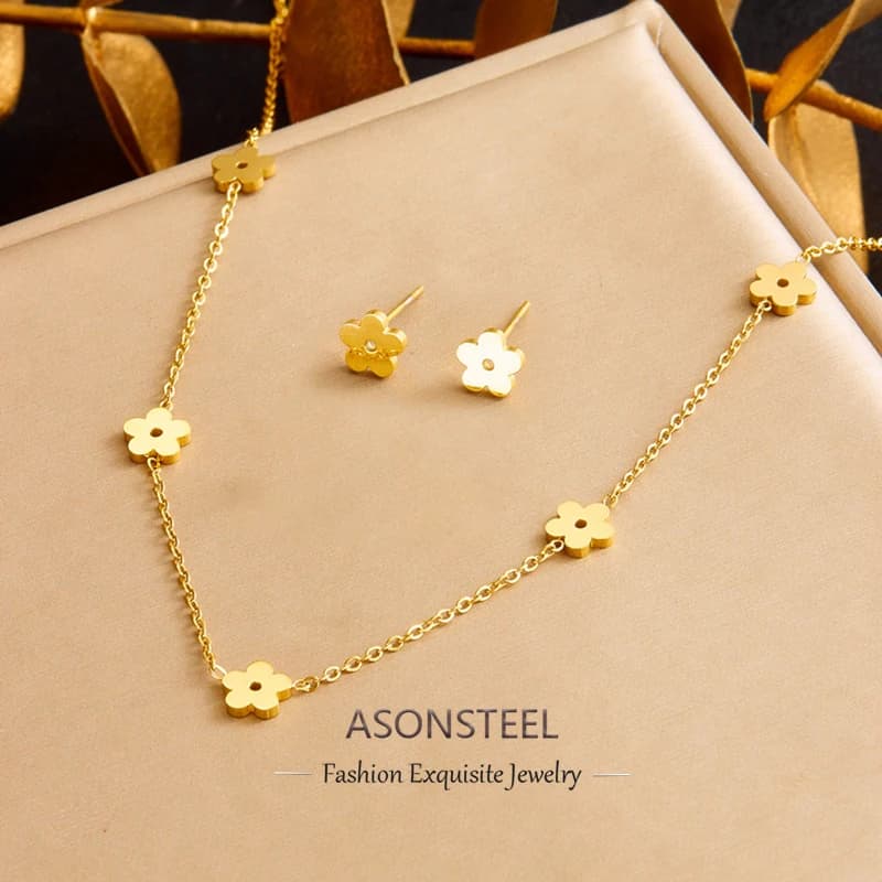 ASONSTEEL Set di Gioielli in Acciaio Inossidabile con Ciondolo a Fiore Portafortuna, Collana e Orecchini Dorati, Regalo per Anniversario e Matrimonio