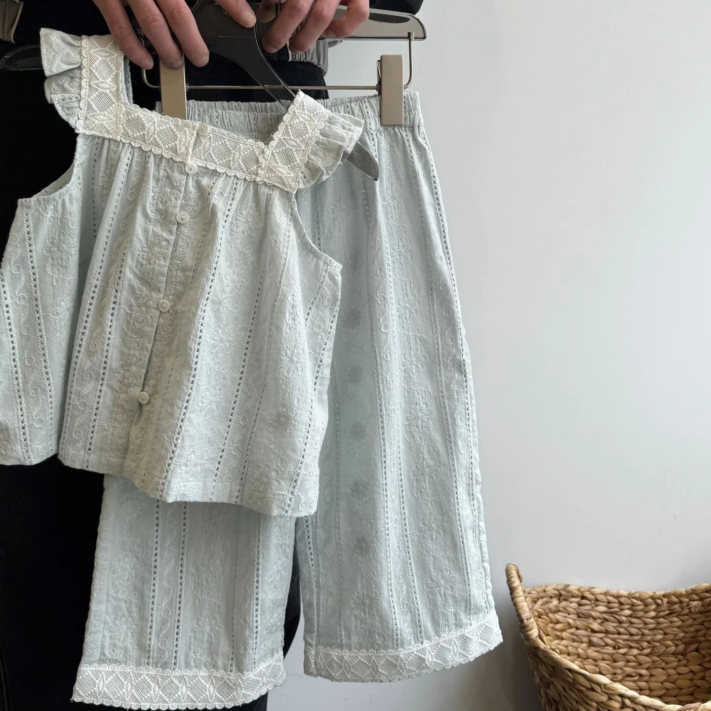 2025 Estate nuova ragazza set di pizzo camicia da bambola senza maniche pantaloni set canotta per bambina pantaloni a gamba larga set di due pezzi