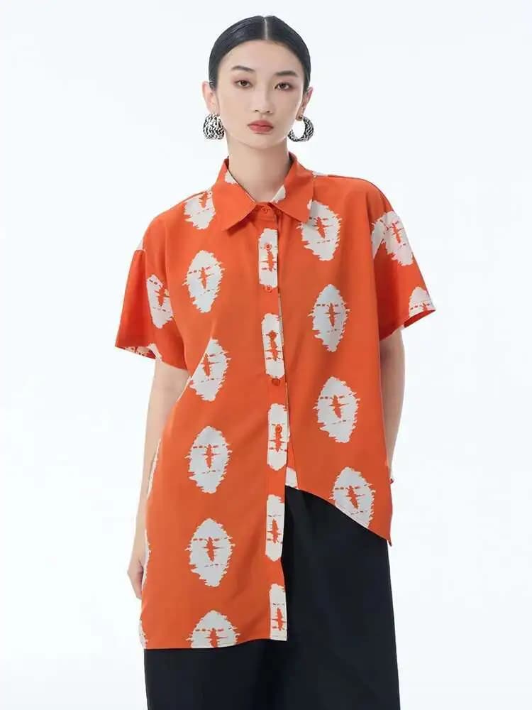 Camicetta irregolare di grandi dimensioni stampata con motivo nero da donna Nuova camicia a maniche corte con risvolto Moda marea Primavera Estate