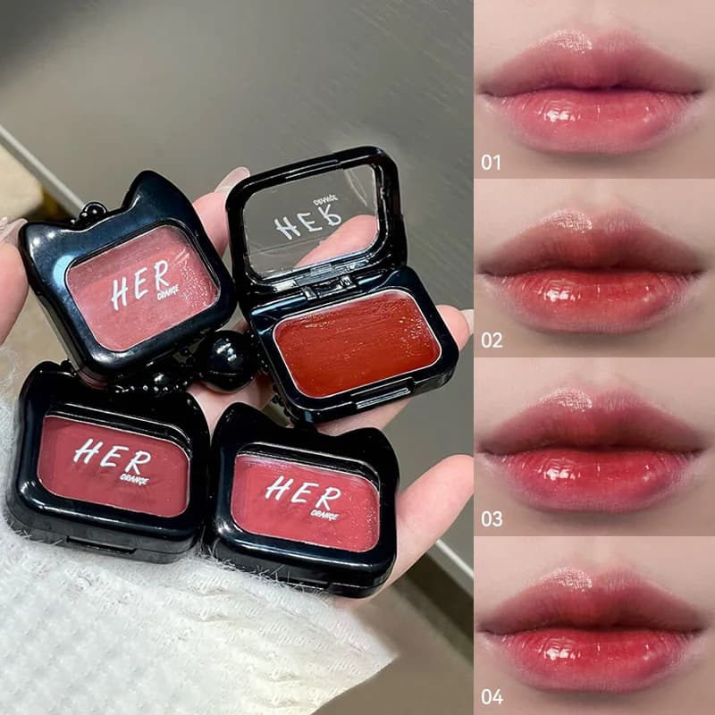 Il trucco per labbra e guance utilizza una crema a bassa saturazione per un look naturale. Blush monocolore per contornare guance e naso.