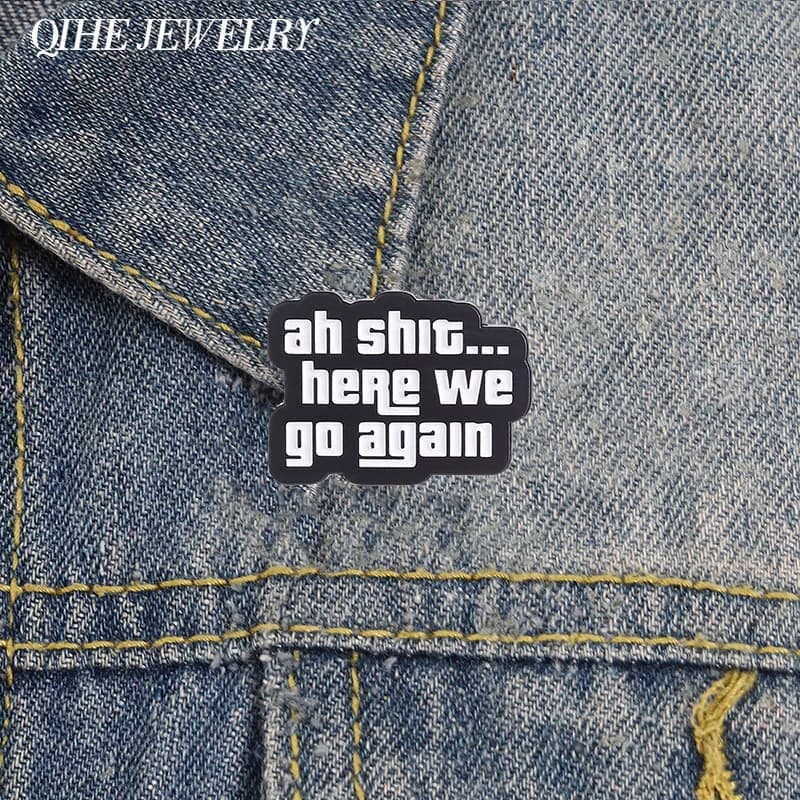 Spilla in smalto con slogan del gioco d'azione e avventura 'Ah Shit Here We Go Again', distintivo da risvolto, spilla per zaino, gioiello semplice, regalo per amici