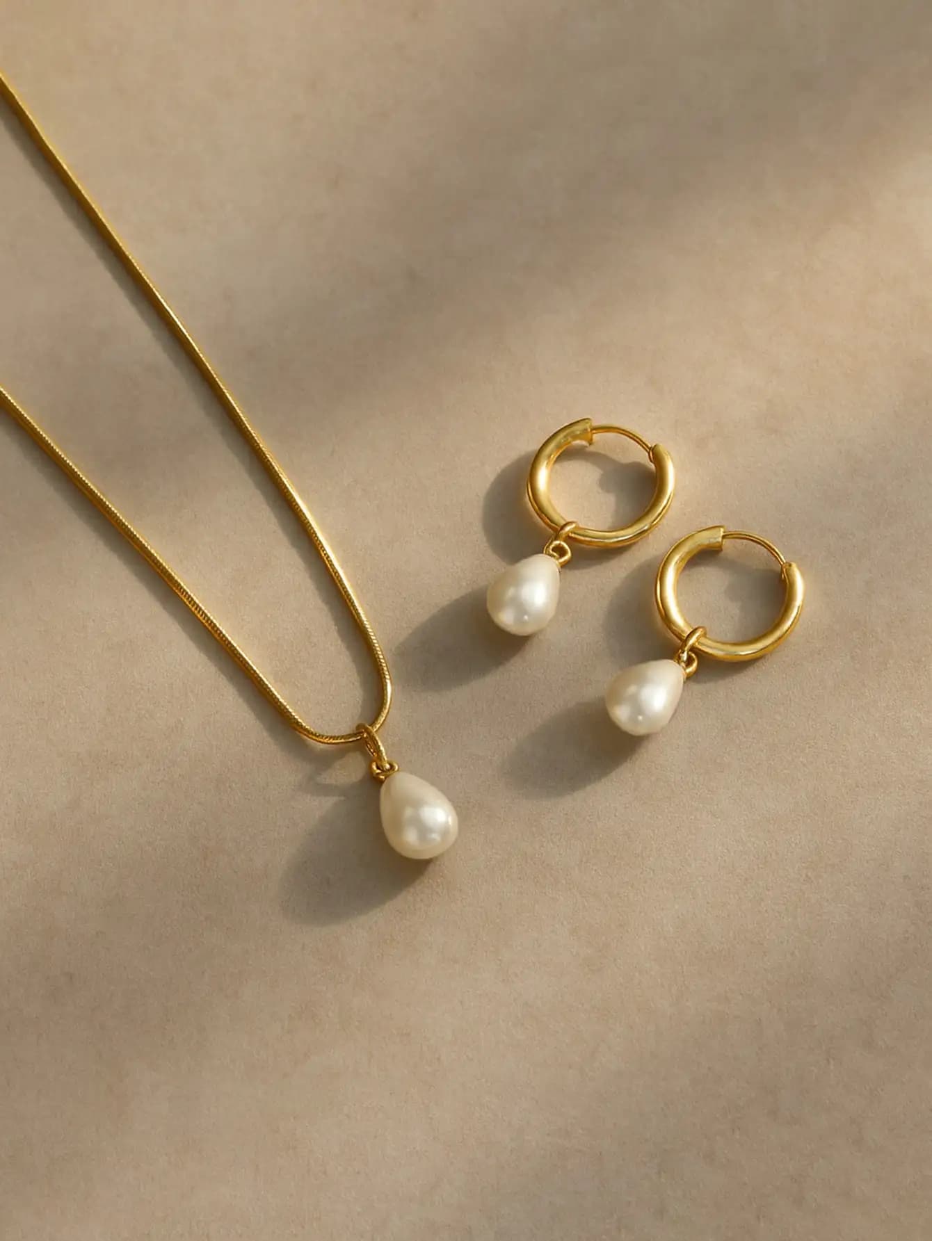 Set di 3 Pezzi con Collana con Pendente di Perle e Orecchini a Cerchio in Tono Oro per Donne