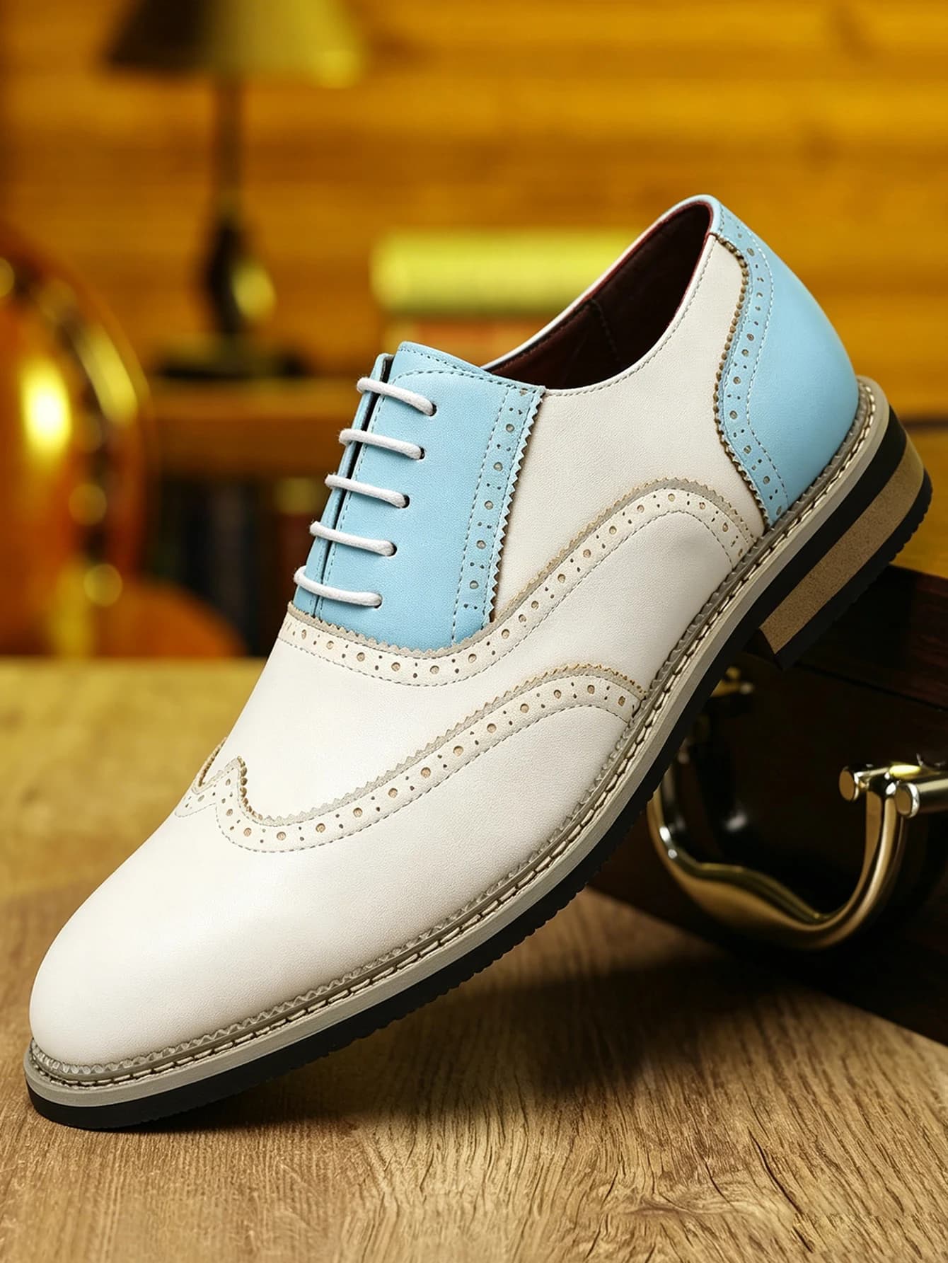 Scarpe eleganti bianche con punta a becco d'anatra e dettagli azzurri