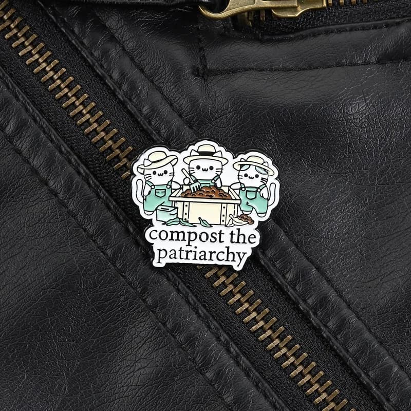 Spilla in smalto 'Compost The Patriarchy' con design di gatti da giardinaggio e bidone per il compostaggio, stile umoristico femminista per donne e amanti dei gatti