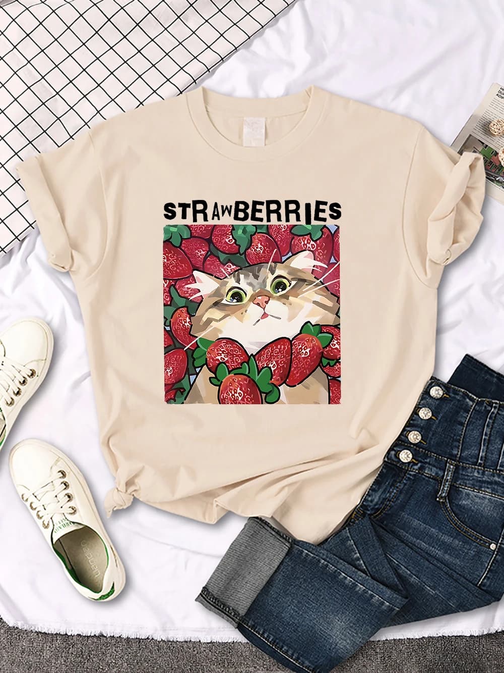 The Kitten Is In The Strawberry Pile Print Retio T Shirt Woman Basics Tees Crewneck Casual Short Sleeve Comfortable Clothes