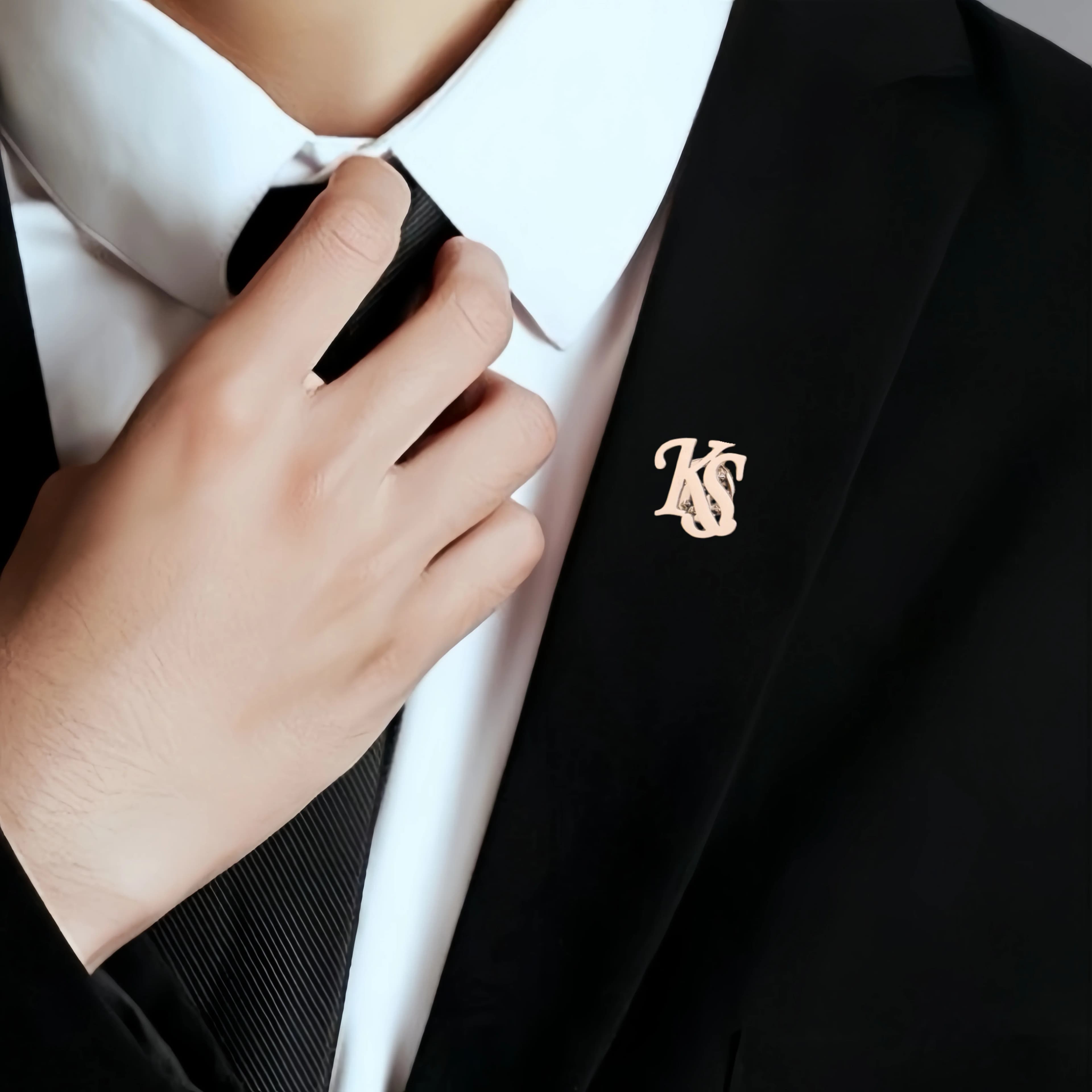 Personalized Initials Jacket Lapel Pin Unique Letter Men's Stainless Steel Custom Logo Label Brooch Wedding Best Man Jewelry