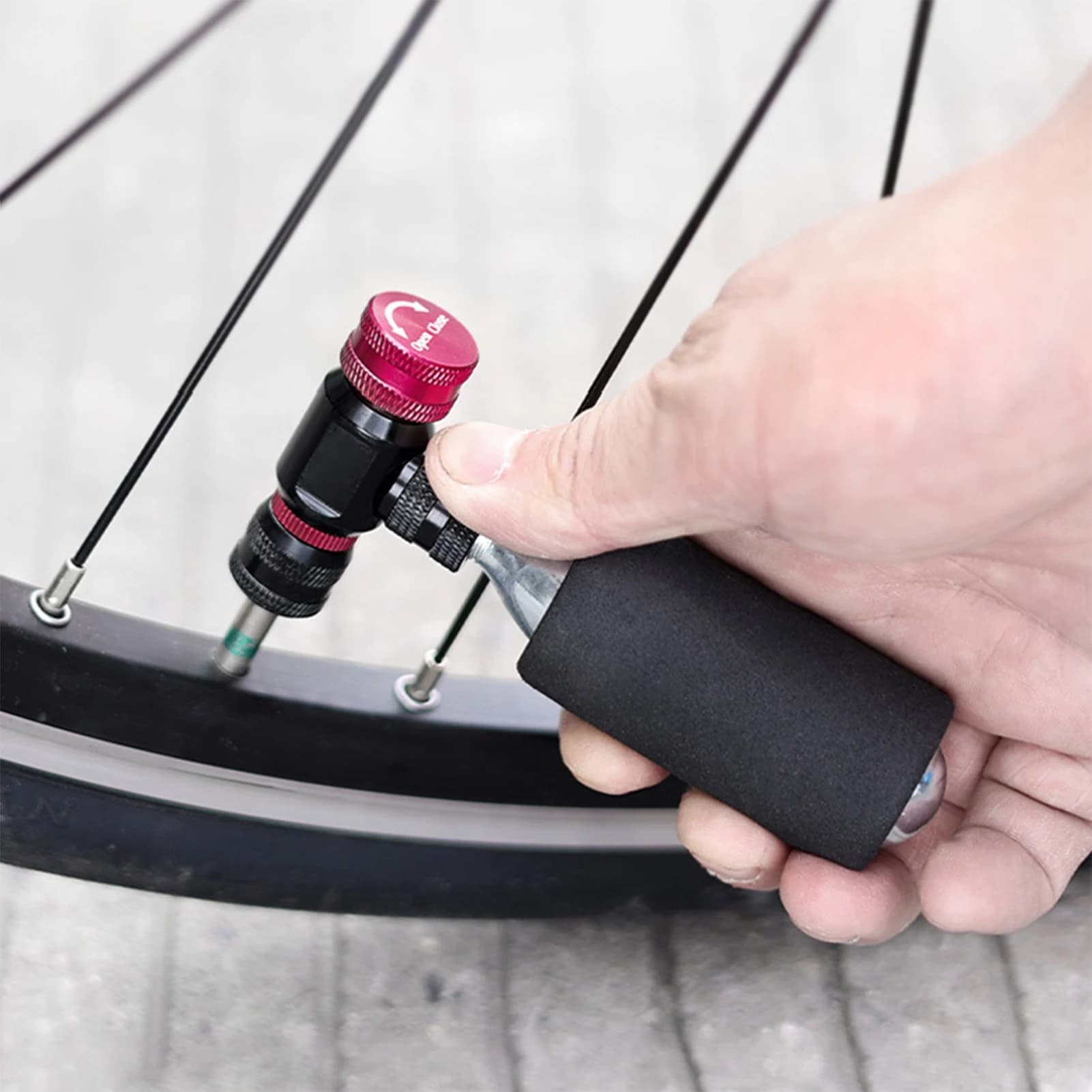 Gonfiatore per Pneumatici Bici CO2 con Ugello a Gonfiaggio Rapido per Bici da Strada e Mountain Bike, Bombole da 16g, Valvole USA e Francesi, Portatile con Protezione Antigelo