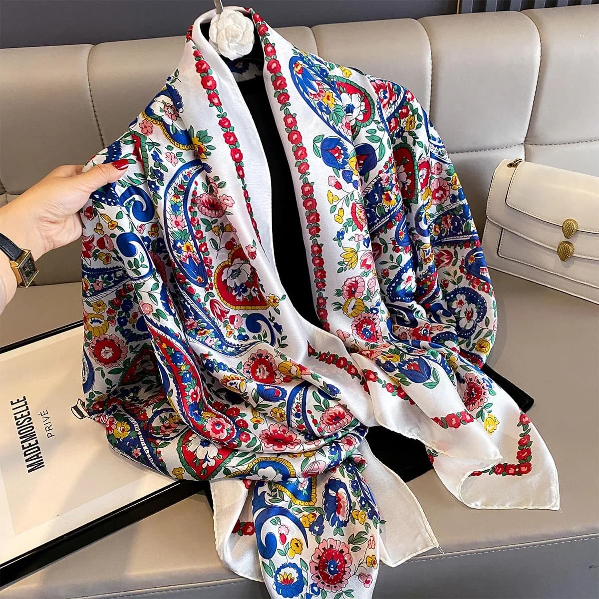 Sciarpa in raso di seta grande 180 * 90 cm Sciarpa stampata moda donna Stili primaverili ed estivi Nuovo scialle avvolgente Mano femminile 2025 NUOVO