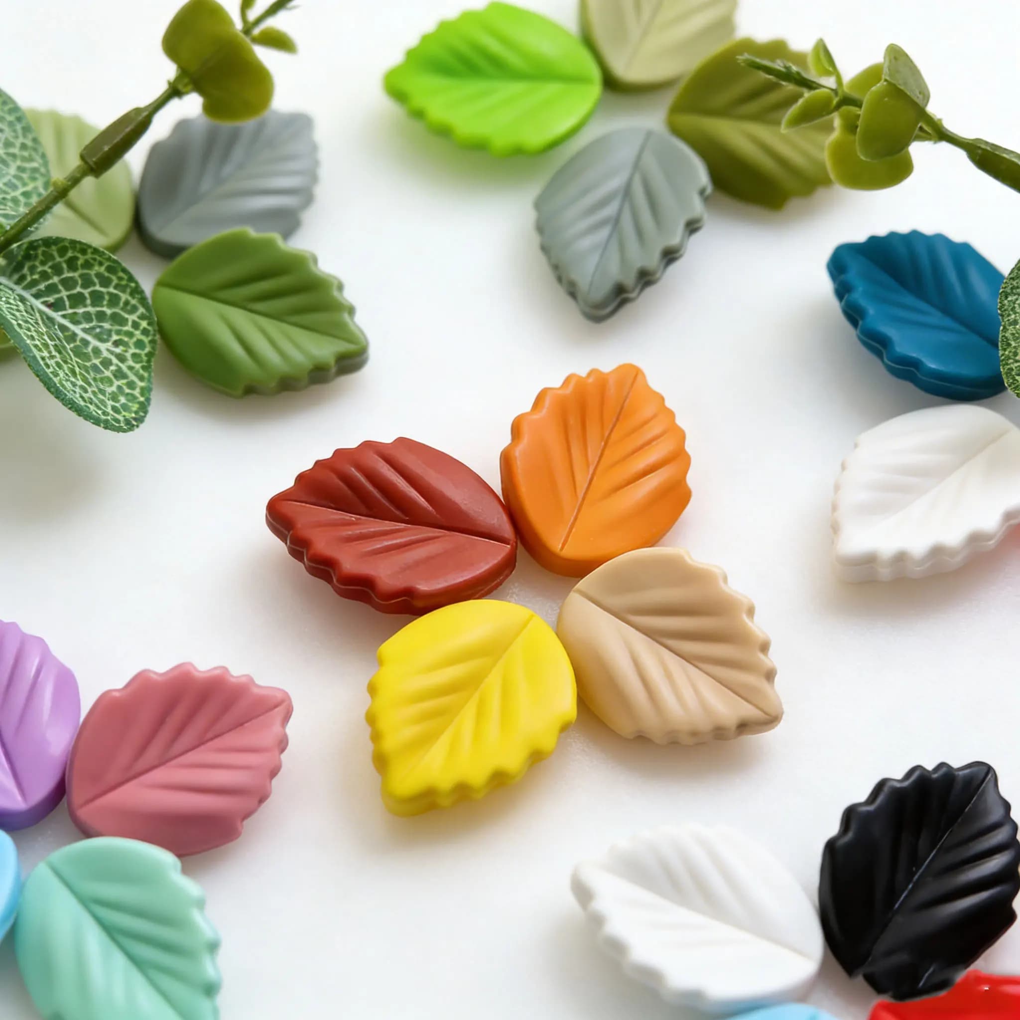 ZW39 5 pezzi Cartoon Mini Cute Leaf Silicone Green Series Gioielli con perline Fatti a mano Creazione di accessori per collane a catena fai da te Materiale