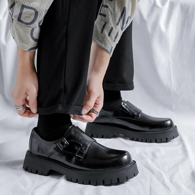 Uomo mocassini in pelle verniciata scarpa uomo giappone coreano Streetwear Business nero Casual suola spessa piattaforma scarpe da sposa in pelle maschile