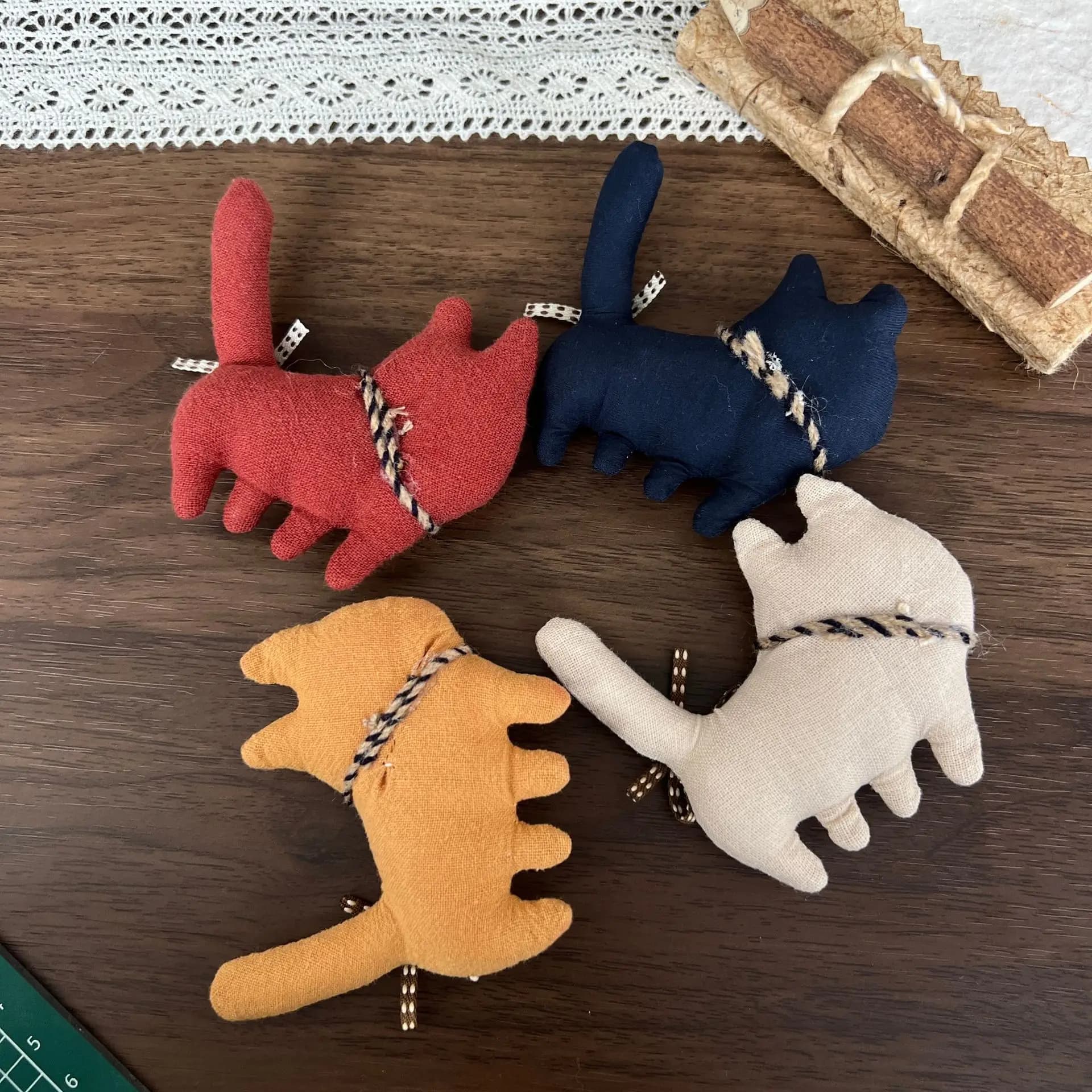 1 Pezzo Spilla Artigianale Giapponese a Forma di Gattino in Tessuto, Stile Cartone Animato, per Donna, Charm per Borsa, Decorazione per Abbigliamento, Scarpe e Calze, Charm Portatile
