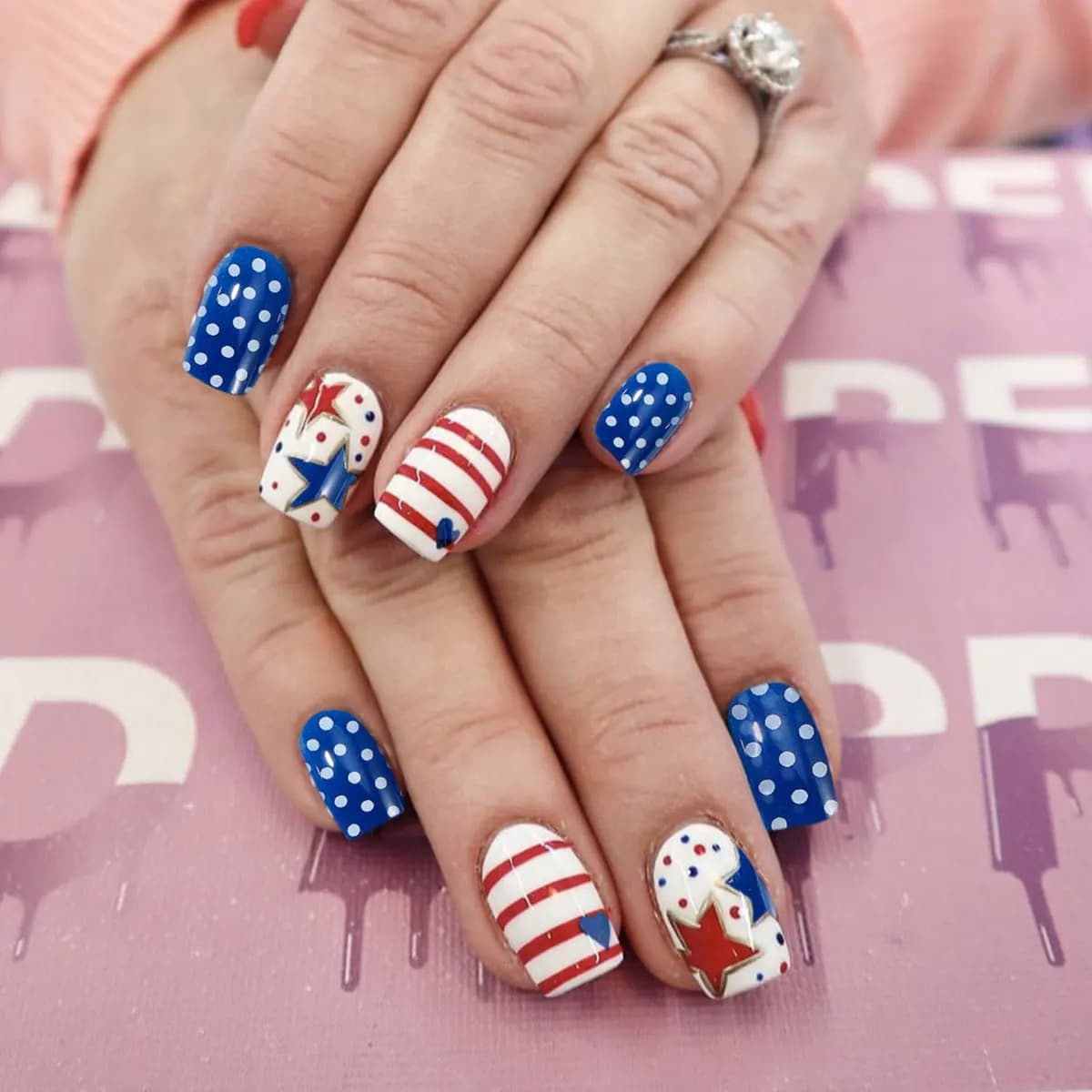 Wear square fake nails for Independence Day, fake heart-shaped nails with red, white and blue striped stars, fake nails for nail art.