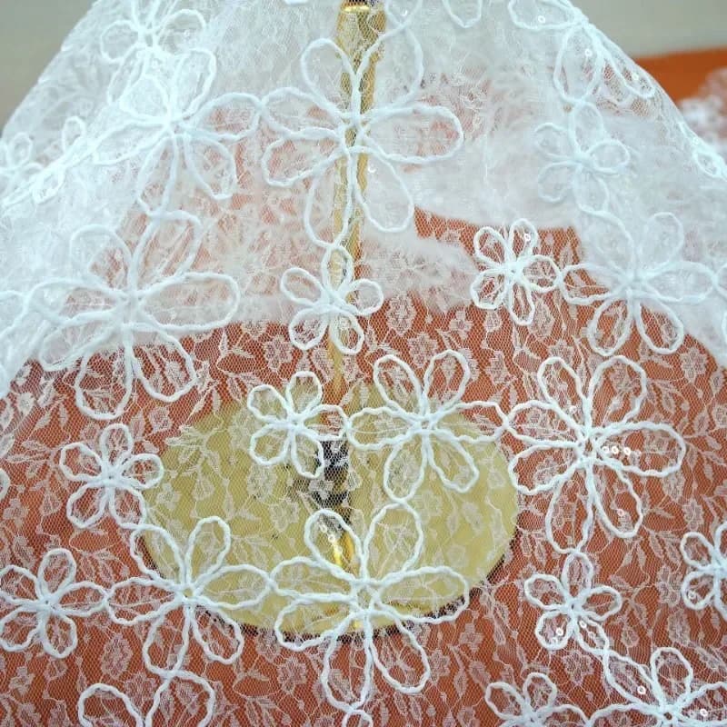 Tessuto a rete ricamato con paillettes tridimensionali a fiori grandi per abiti da sposa Tessuto di design per gonne per bambini di The Yarde