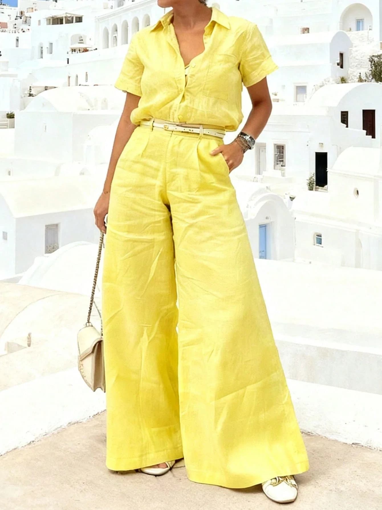 Completo Due Pezzi da Donna Giallo con Colletto e Maniche Corte - Pantaloni a Gamba Larga con Bottoni e Cintura per Vacanze al Mare