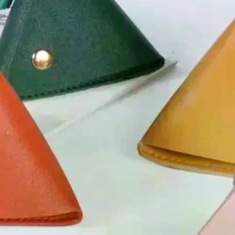 Portable coin and change storage bag, new triangular leather coin wallet with buckle, small and cute wallet pendant