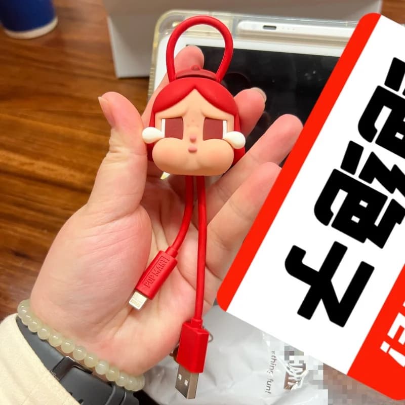POP MART Originale Blind Box Serie Crybaby ENCOUNTER YOURSELF Cavo di Ricarica per iPhone Statuette Anime da Collezione Ornamento Giocattolo