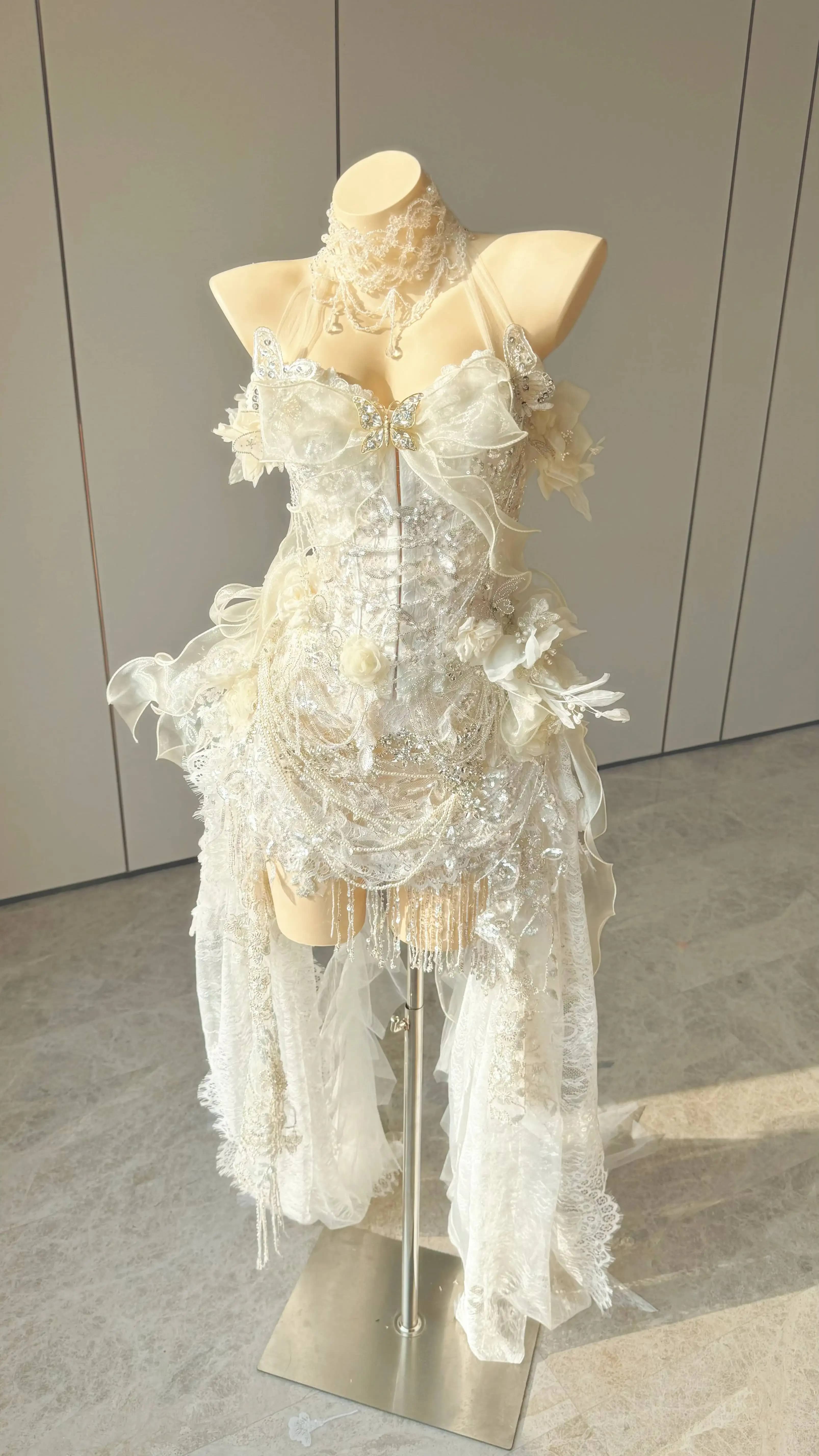 Costume da spettacolo ZIWU Design Fog Veil Dreamy fatto a mano, con nappe fluide e abito con perline per performance teatrali e cosplay.