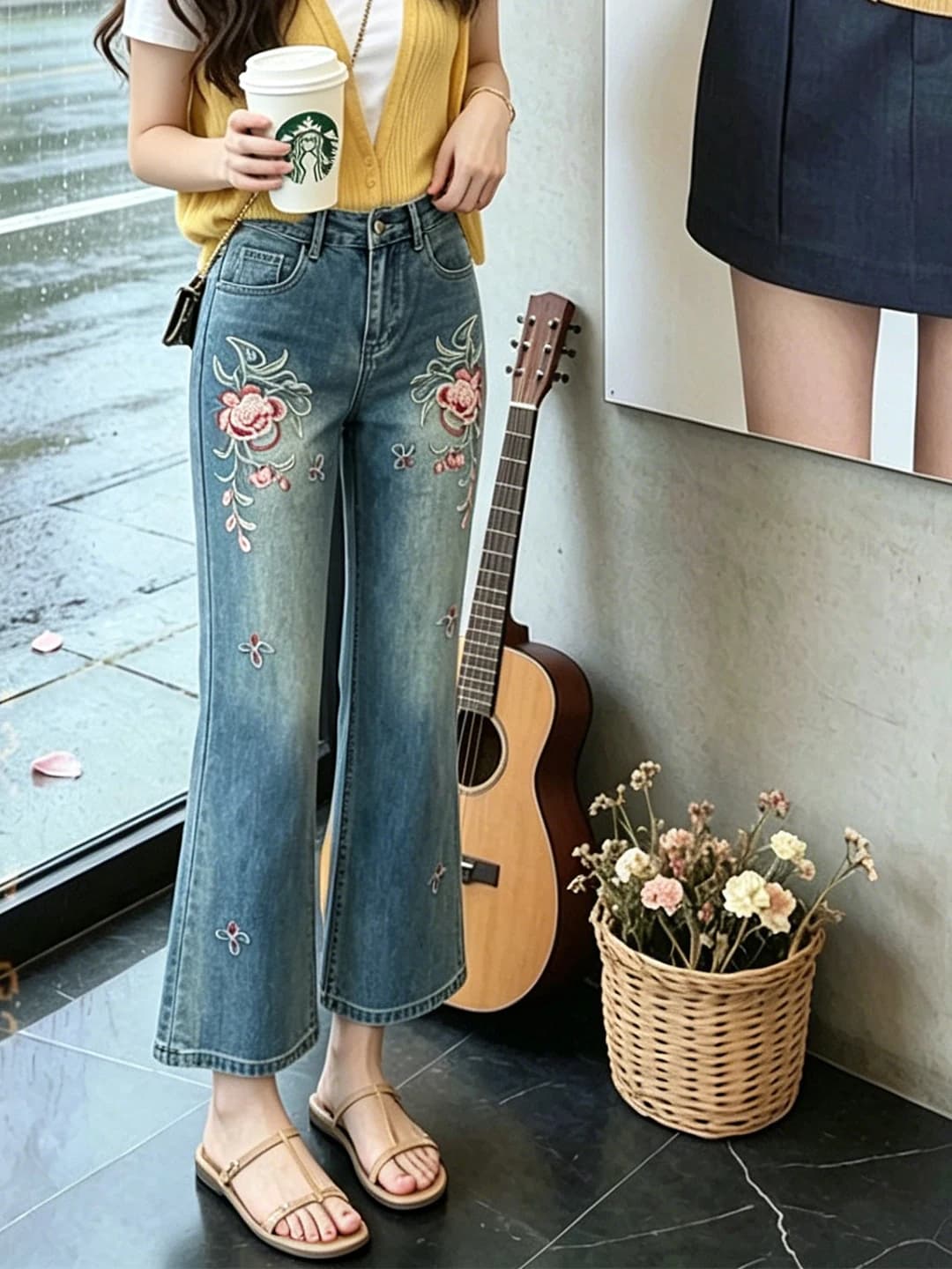 Jeans in denim blu pesante ricamato a zampa d'elefante da donna, nuovo stile estate 2026, pantaloni a nove pezzi alla moda, versatili e snellenti