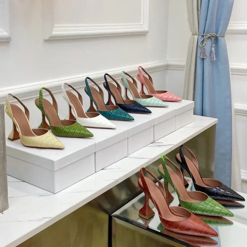 2024 nuove scarpe col tacco alto da donna bicchieri da vino a punta con tacchi sottili e sandali con cinturini laterali vuoti da donna.
