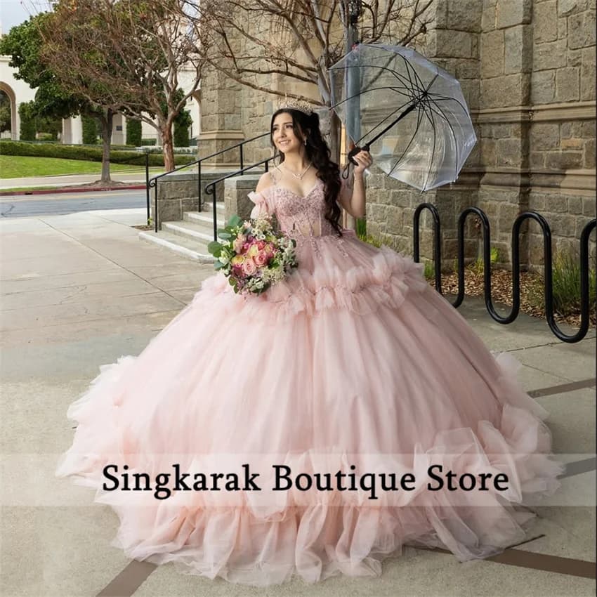 Abito da ballo in tulle rosa di lusso Abiti Quinceanera 2025 Cristalli Appliques Increspature Abito dolce 15 Abiti da 15 anni Personalizzato