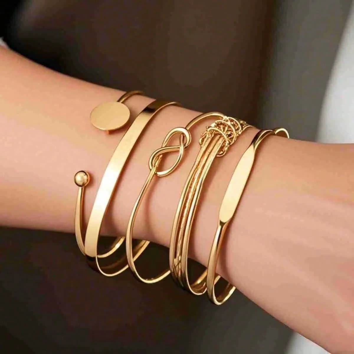 Un set di braccialetti in cinque pezzi in stile vintage, perfetti per l'uso quotidiano o come regalo di compleanno o per le feste per un amico o il migliore amico.