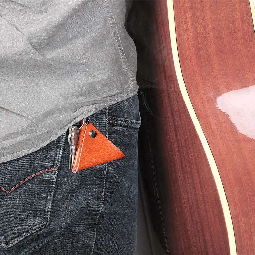 Supporto per plettri per chitarra a forma triangolare, design con bottone in metallo arancione, impedisce la caduta della chitarra acustica ed elettrica