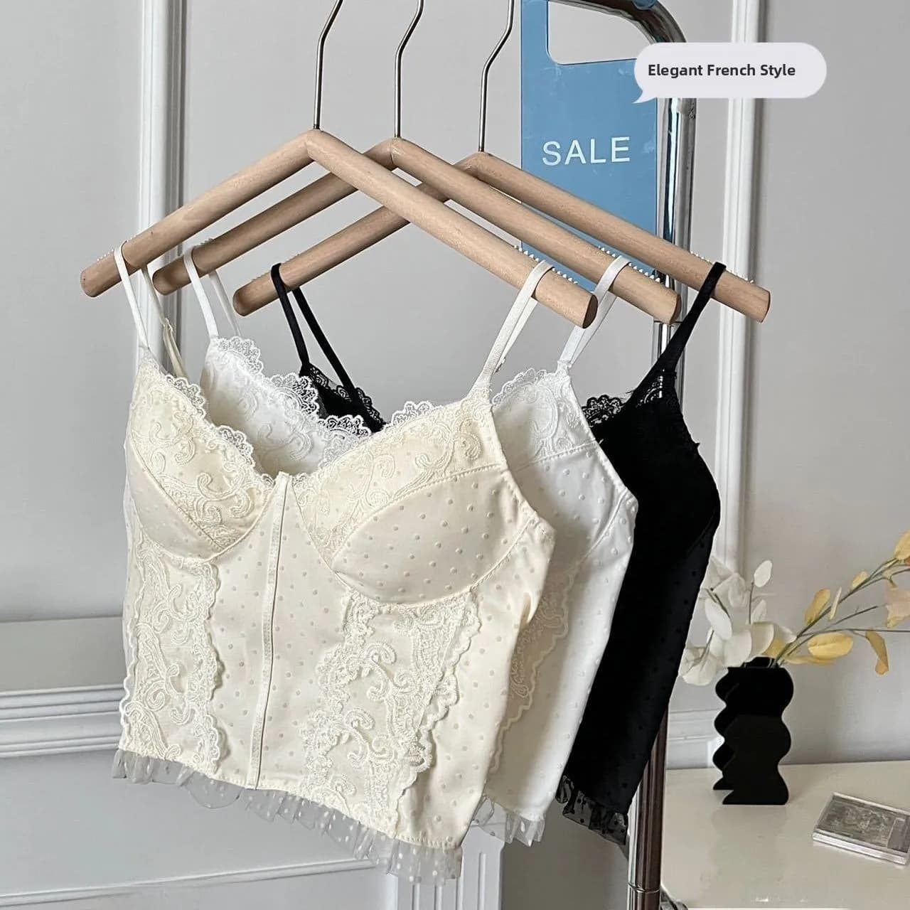 Sexy Lace Strap Vest Women's Inner Wear with Chest Pad Slimming Outerwear Top Beautiful Back Underwear Summer 2024