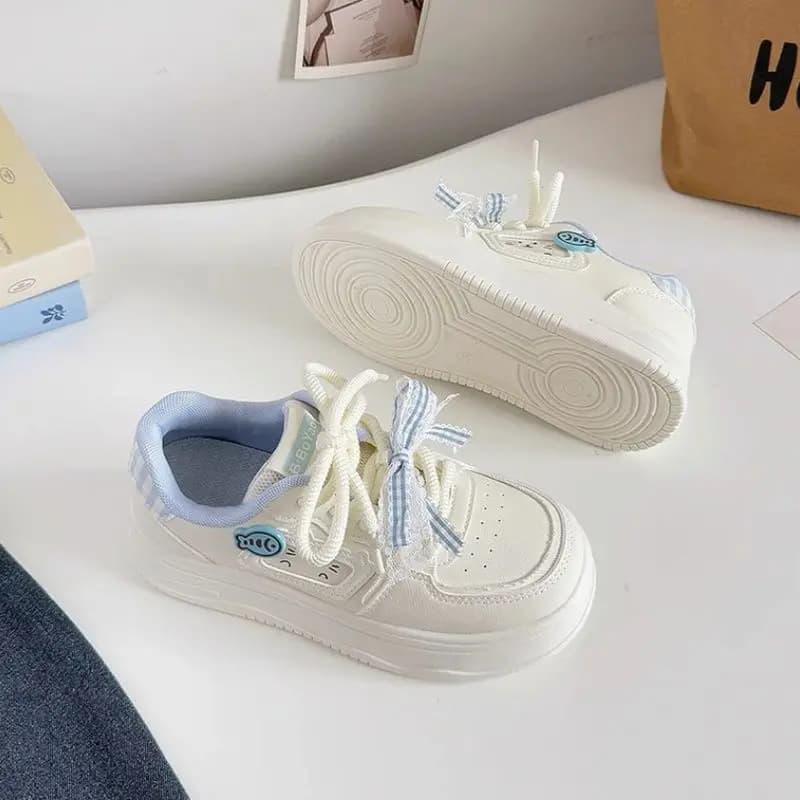 Scarpe da ginnastica robuste da donna in ecopelle blu pastello con lacci Scarpe casual alla moda per cartoni animati da donna Scarpe da ginnastica con fondo spesso con pesce gatto carino