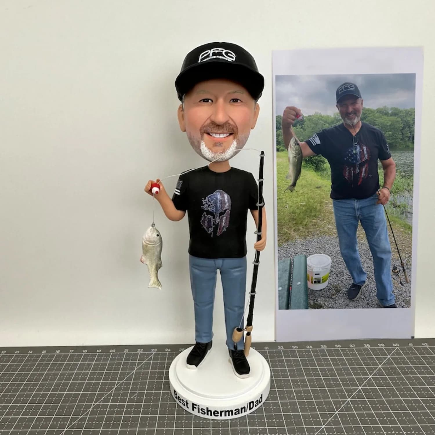 Statuetta Personalizzata in Argilla Fatta a Mano di Pescatore con Canna da Pesca, Regalo per Padre o Marito