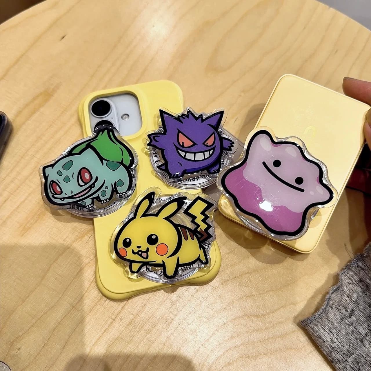 Carino 360 ° Supporto Magnetico Girevole per Telefono da Scrivania, Pieghevole, per Gaming e Video, Compatibile con Pikachu e Gengar