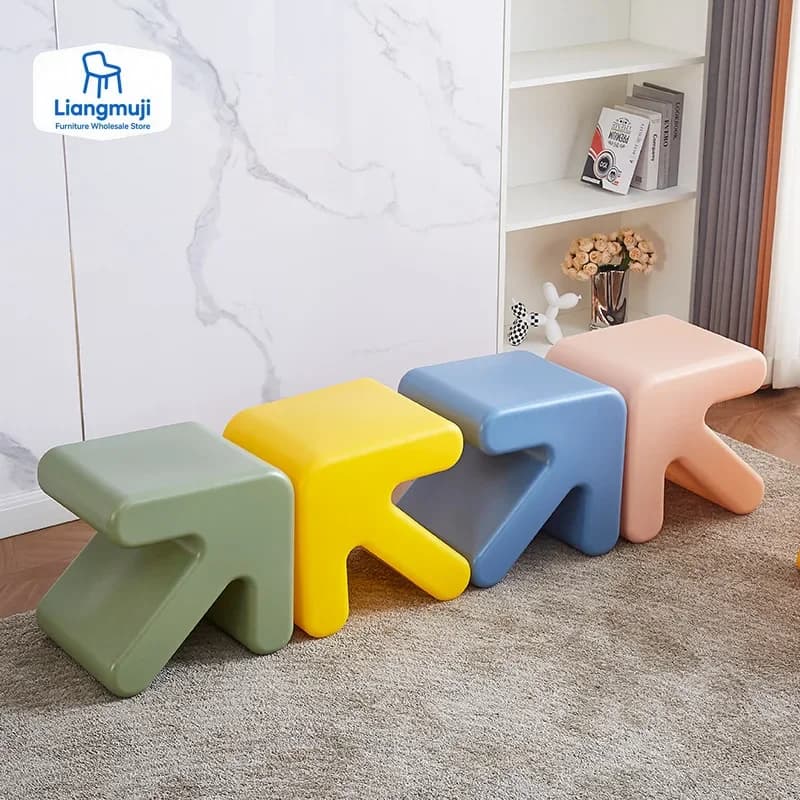 Sgabello a forma di freccia, sgabello per scarpe domestico, sgabello per bambini, panca a cartone animato, sedia in plastica per l'ingresso dell'asilo, sgabello poggiapiedi