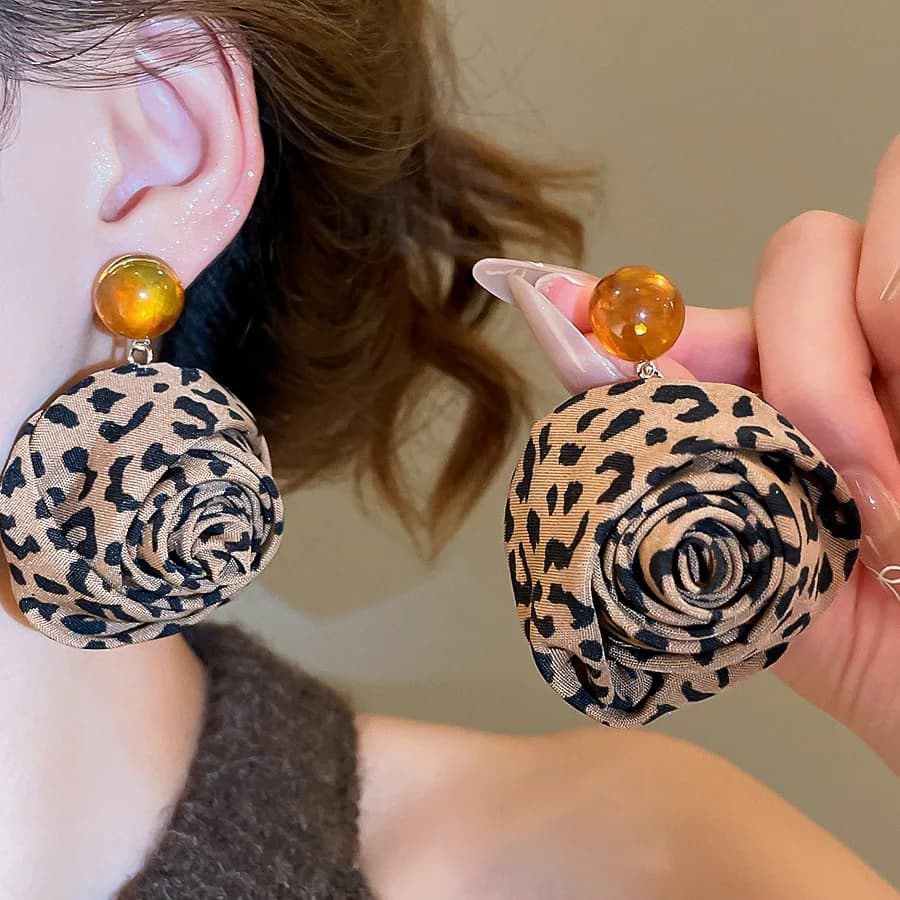 Orecchini pendenti con stampa leopardata e fiore rosa in tessuto di nuovo stile per le donne Accessori eleganti per gioielli da indossare per feste e festival
