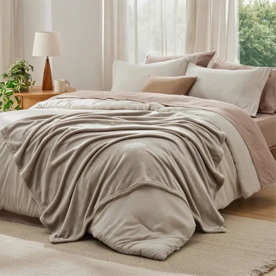 Queen Beige Cover Set, 8 Pieces, Queen Size Bed Set Prewashed with Morbida Covered in Pile, Set Bed Linen Alternative to the Feather