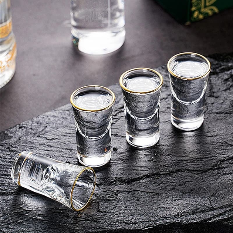 15ml/25ml Bicchiere da vino con bordo dorato Tazza da liquori classica Bicchiere da vino piccolo per uso domestico Baijiu Calice Bar Squisite tazze da cocktail Vodka