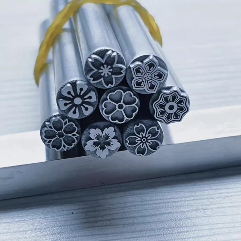 8PCS Strumenti per stampaggio pelle - Timbri metallici con design floreale per lavorazione della pelle fai-da-te, set di punzoni a scalpello da 7MM/8MM per la realizzazione di cinture/portafogli
