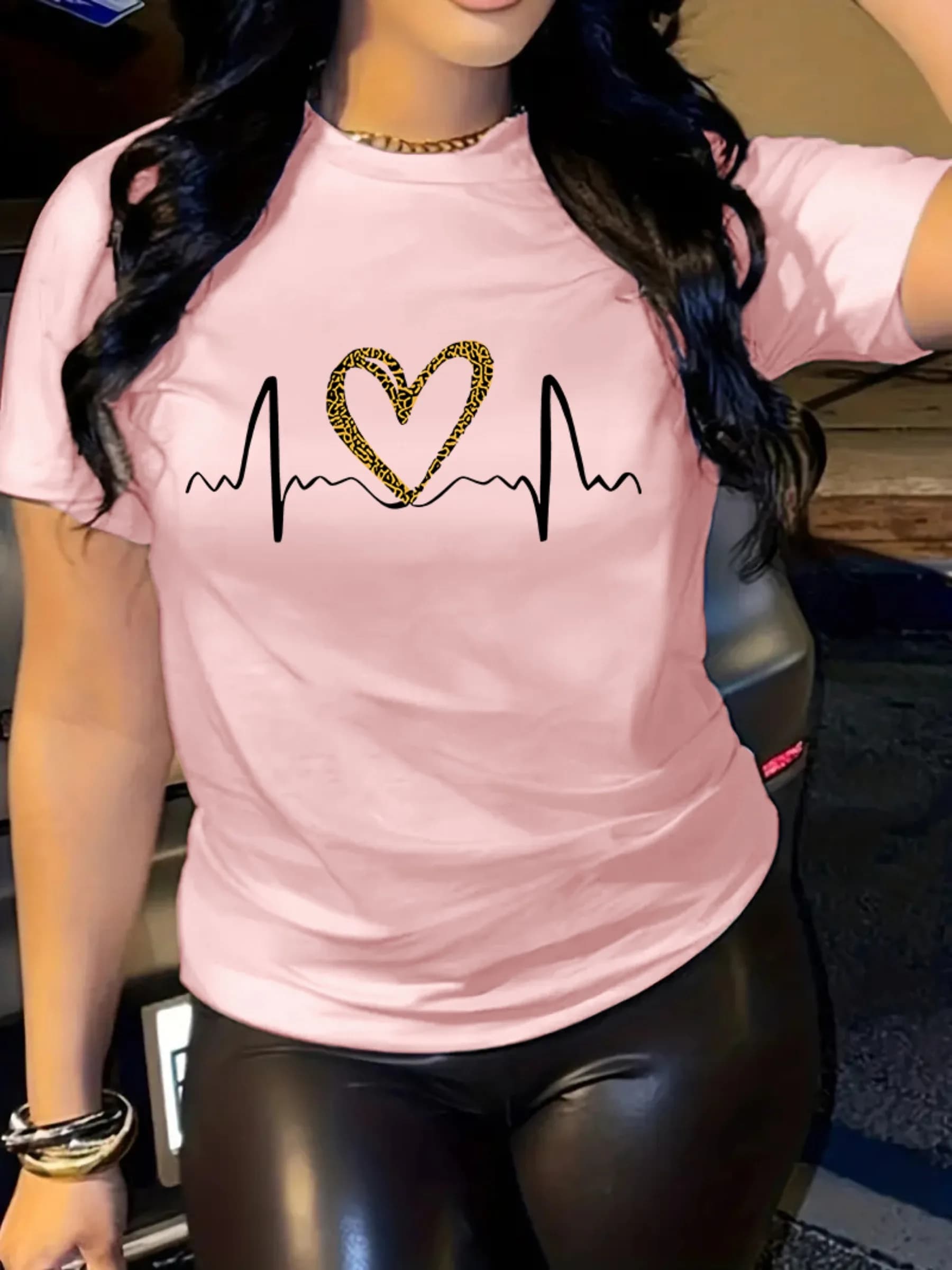 T-shirt comoda da donna estiva alla moda e casual con motivo a cuore allentato stampato girocollo a maniche corte