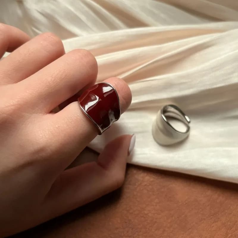 Anello da donna classico popolare con apertura in smalto rosso e bianco Anello da donna smaltato semplice di lusso leggero di nuovo design