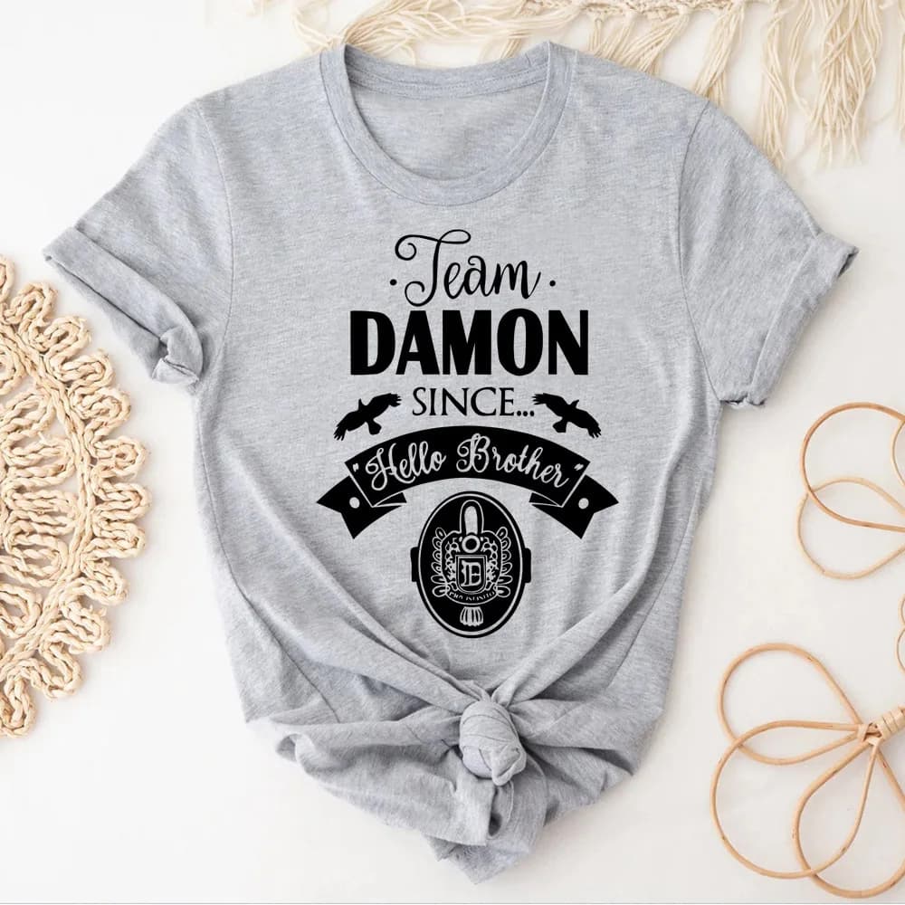Maglietta Damon Salvatore da donna, stile gotico punk, kawaii, abbigliamento coreano, t-shirt pastello, pop culture, Y2K, anni 2000, anni '80, abbigliamento coreano classico