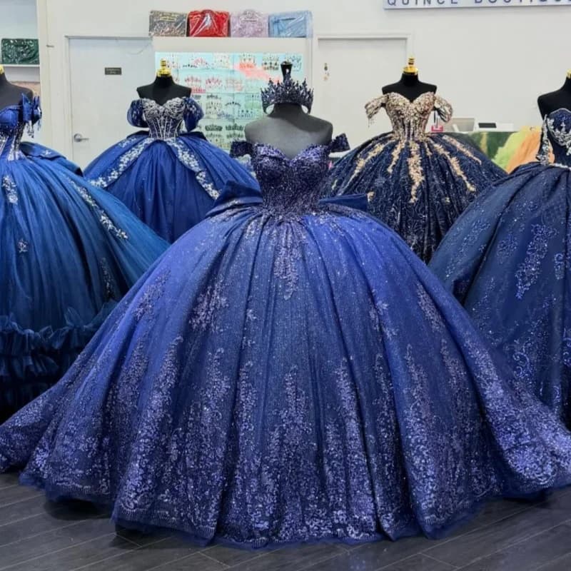 Abito Quinceanera blu scuro lucido Fiore glitterato di cristallo Decalcomania con spalle scoperte Coda lunga Fiocco Abiti da 15 Quinceanera Personalizza