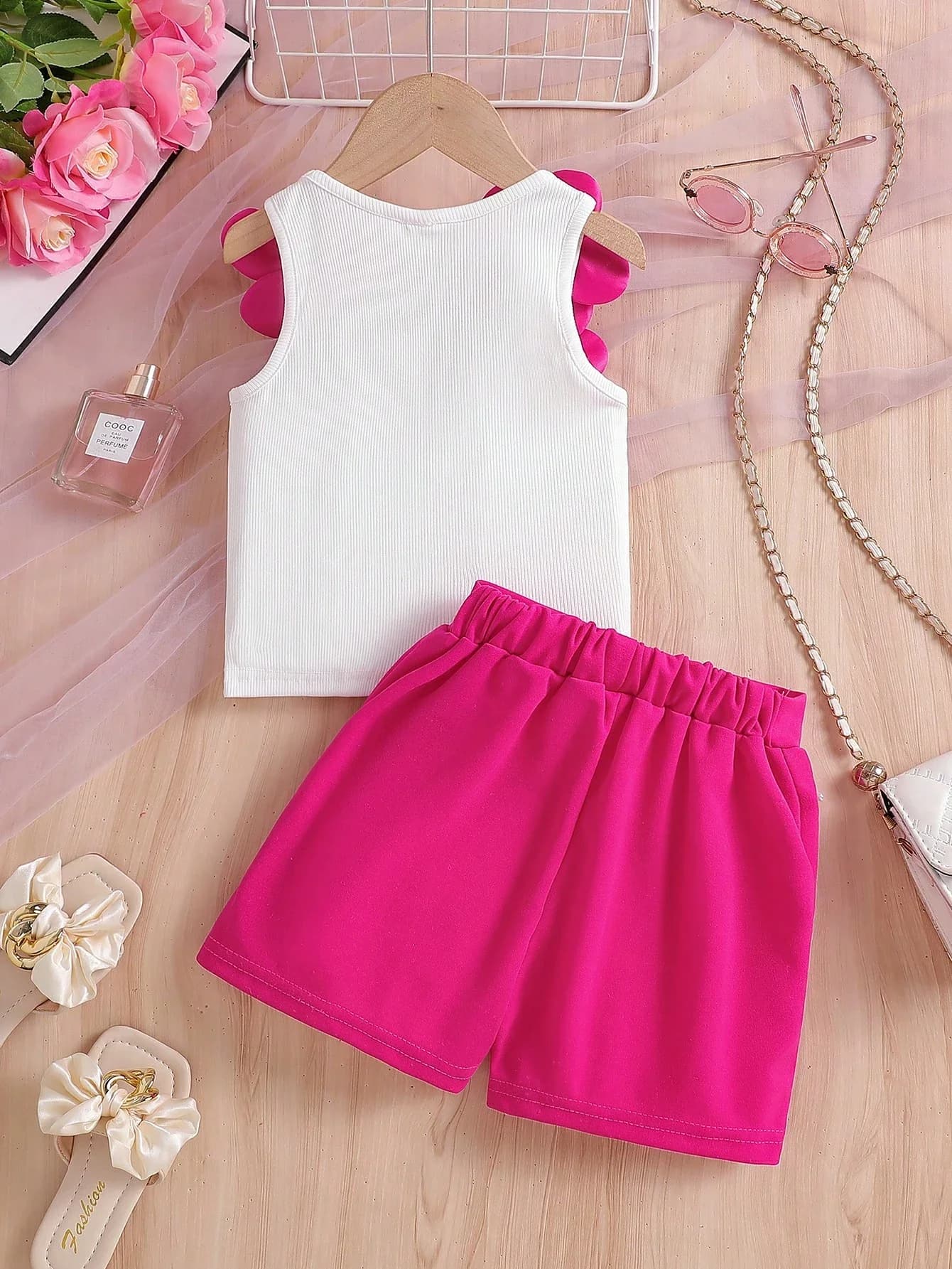 Set da donna 2 pezzi: top bianco a costine senza maniche con pantaloncini fucsia a vita elasticizzata